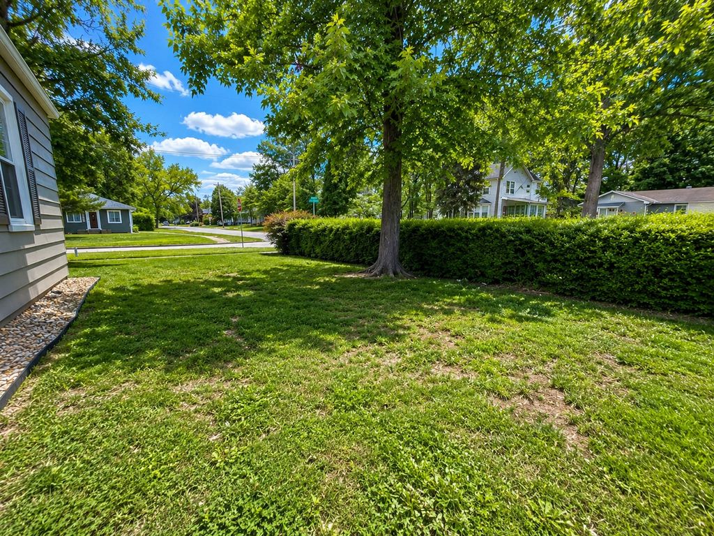 Image 15 of property listing at 831 E 5th Street, Centralia, IL 62801