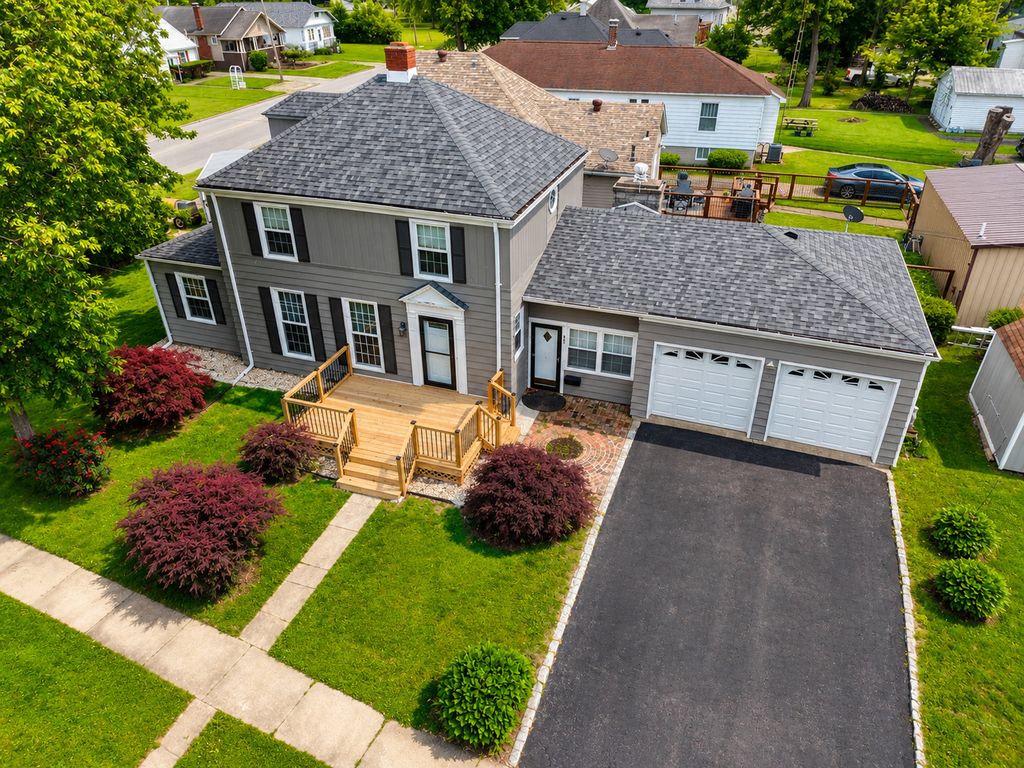 Image 6 of property listing at 831 E 5th Street, Centralia, IL 62801