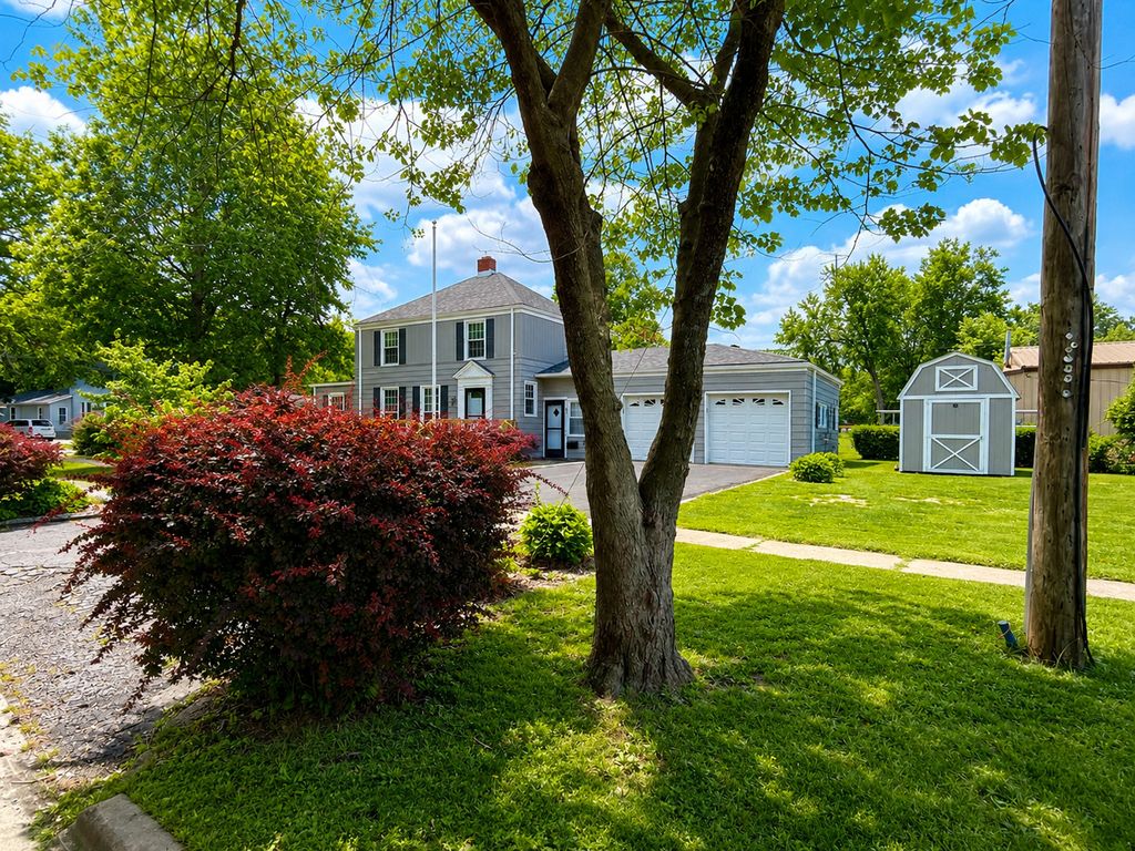 Image 8 of property listing at 831 E 5th Street, Centralia, IL 62801