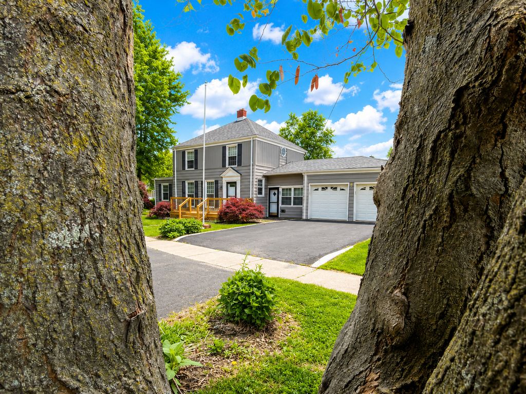 Image 9 of property listing at 831 E 5th Street, Centralia, IL 62801