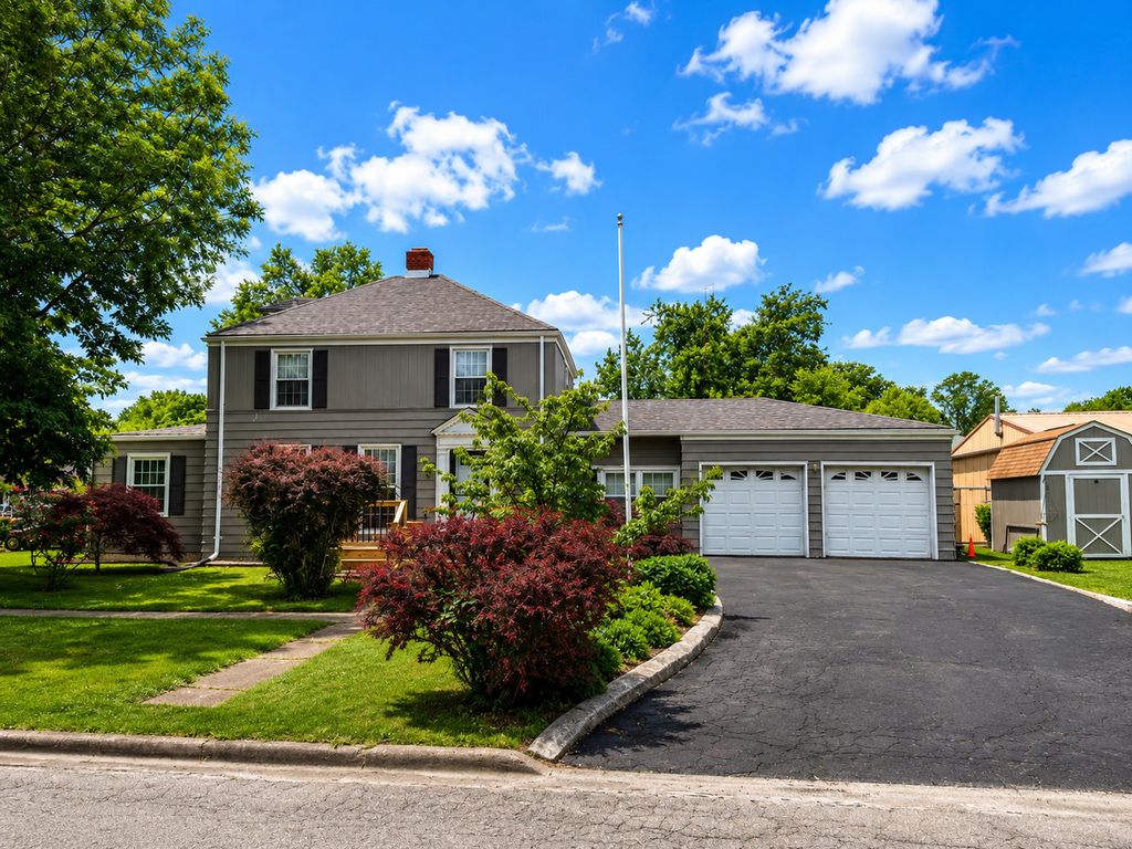 Image 10 of property listing at 831 E 5th Street, Centralia, IL 62801