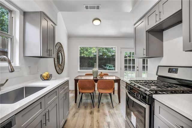2416 Village WALK, Austin, TX 78744