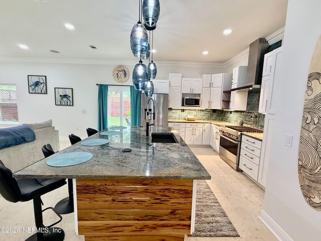 815 S 11TH Avenue S, Jacksonville Beach, FL 32250