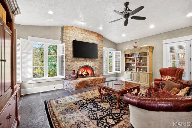 1042 Wings Road, St Albans, MO 63073