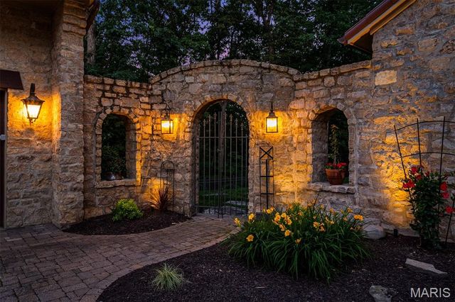 1042 Wings Road, St Albans, MO 63073