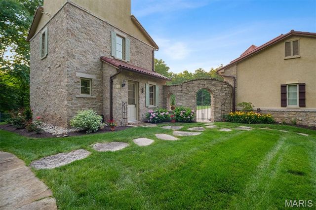 1042 Wings Road, St Albans, MO 63073