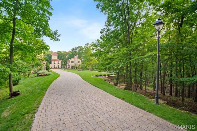 1042 Wings Road, St Albans, MO 63073