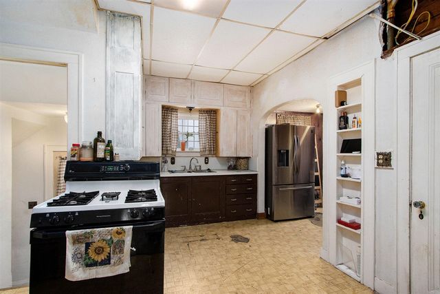 601 N Kalamazoo Street, Paw Paw, MI 49079