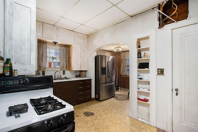 601 N Kalamazoo Street, Paw Paw, MI 49079