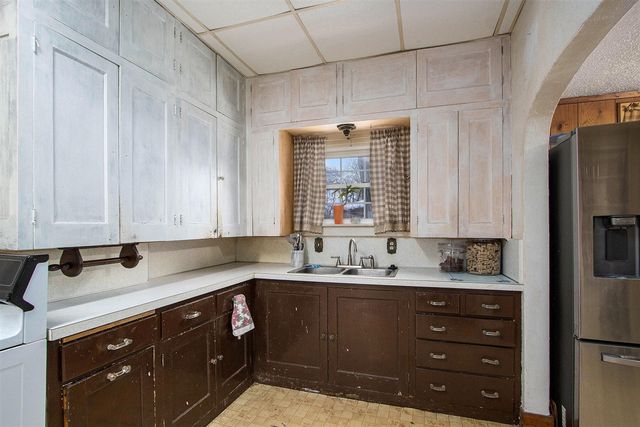 601 N Kalamazoo Street, Paw Paw, MI 49079