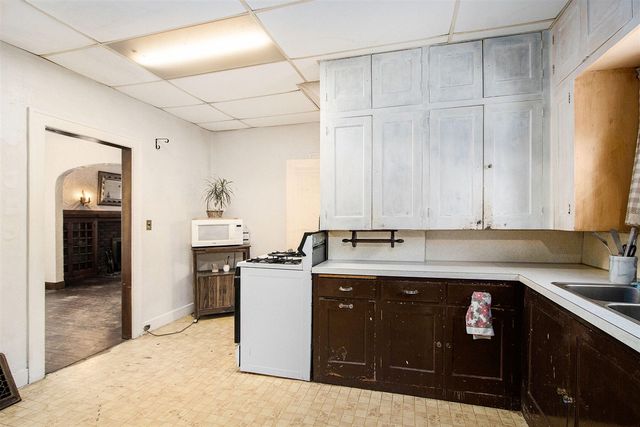 601 N Kalamazoo Street, Paw Paw, MI 49079