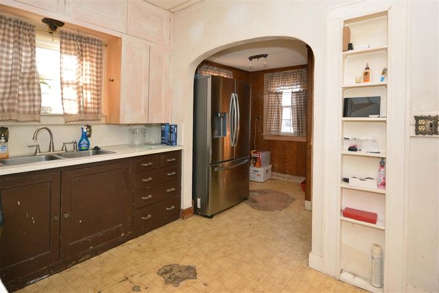 601 N Kalamazoo Street, Paw Paw, MI 49079