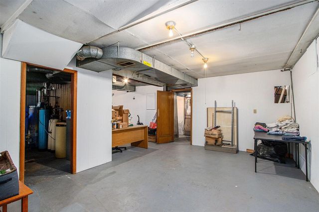 601 N Kalamazoo Street, Paw Paw, MI 49079