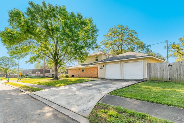 52 S Bachelor Button Street, Lake Jackson, TX 77566