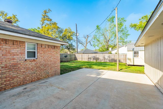 52 S Bachelor Button Street, Lake Jackson, TX 77566