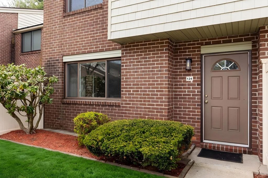 124 Greenbrook Ll 124, Stoughton, MA 02072