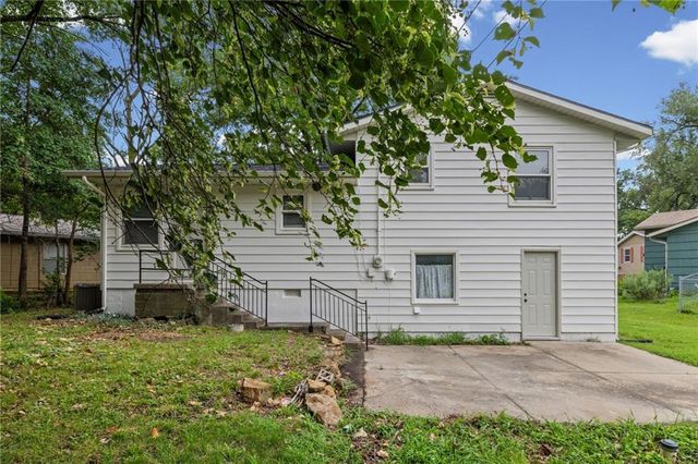 618 Saratoga Place, Lawrence, KS 66046