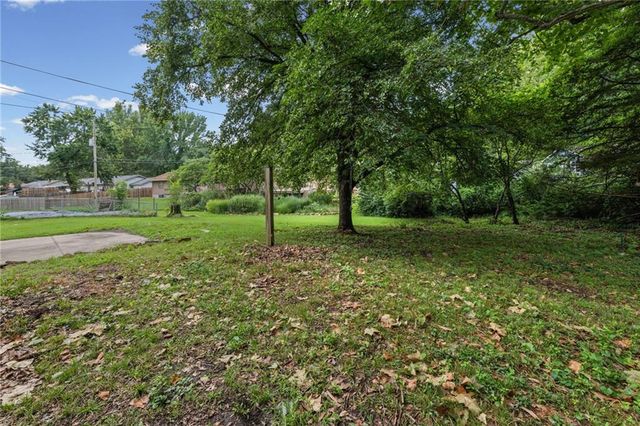618 Saratoga Place, Lawrence, KS 66046