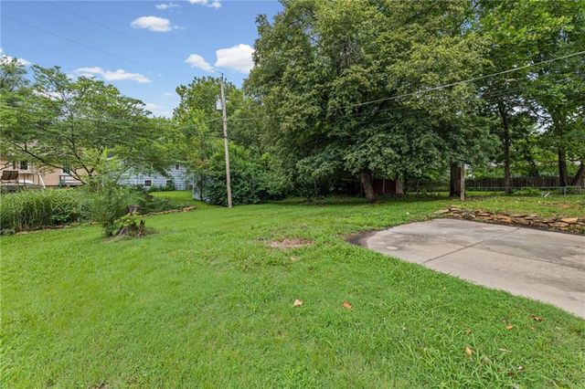 618 Saratoga Place, Lawrence, KS 66046