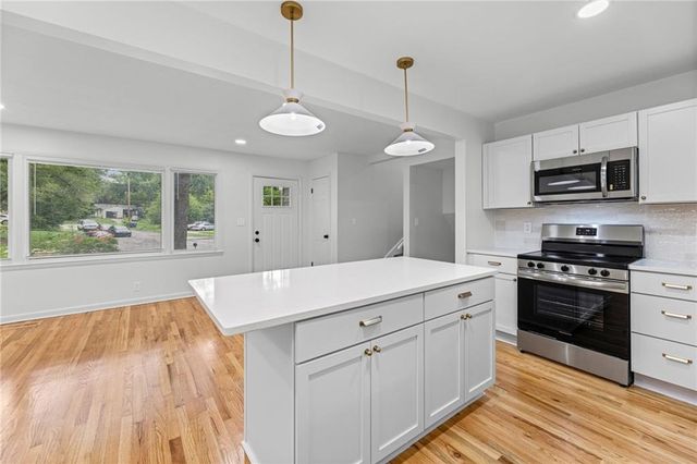 618 Saratoga Place, Lawrence, KS 66046