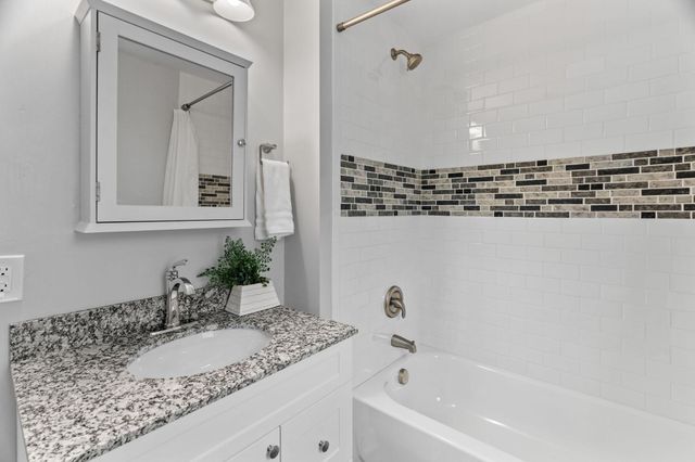 2723 Queen Avenue N, Minneapolis, MN 55411