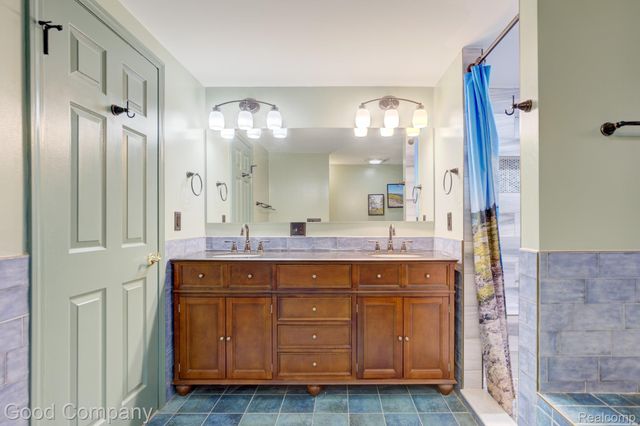 3062 Saint Jude Drive, Waterford Charter Township, MI 48329