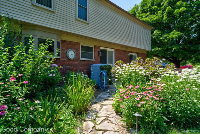 3062 Saint Jude Drive, Waterford Charter Township, MI 48329