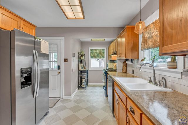 1324 SW MacVicar AVE, Topeka, KS 66604