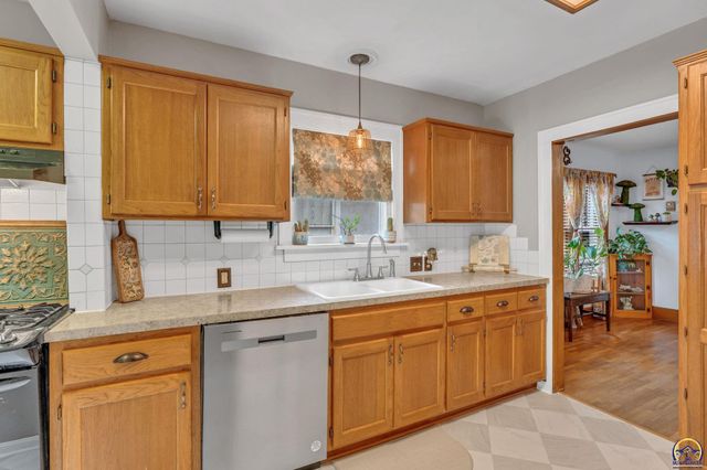 1324 SW MacVicar AVE, Topeka, KS 66604