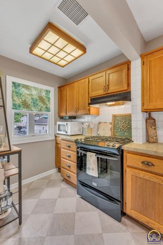 1324 SW MacVicar AVE, Topeka, KS 66604