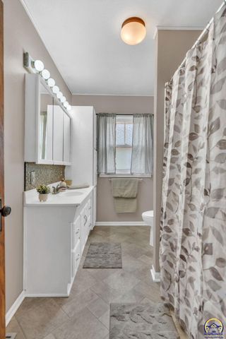 1324 SW MacVicar AVE, Topeka, KS 66604