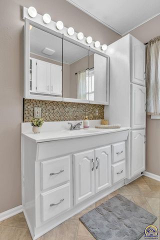 1324 SW MacVicar AVE, Topeka, KS 66604