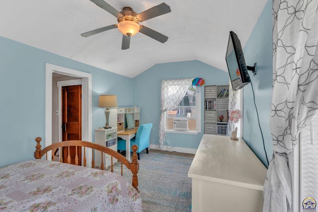 1324 SW MacVicar AVE, Topeka, KS 66604