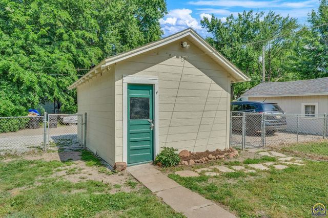 1324 SW MacVicar AVE, Topeka, KS 66604