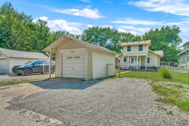 1324 SW MacVicar AVE, Topeka, KS 66604