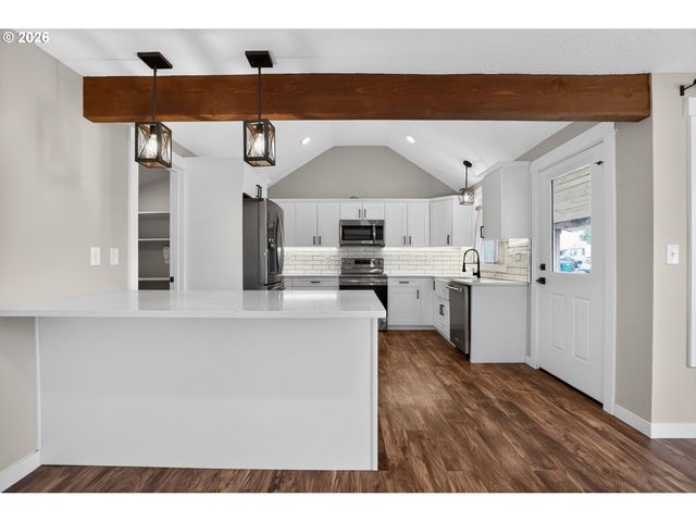 502 E 4TH St, Molalla, OR 97038