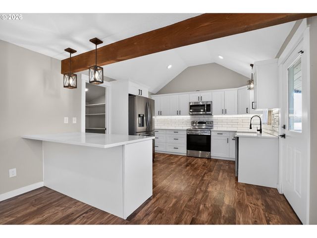 502 E 4TH St, Molalla, OR 97038