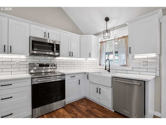 502 E 4TH St, Molalla, OR 97038