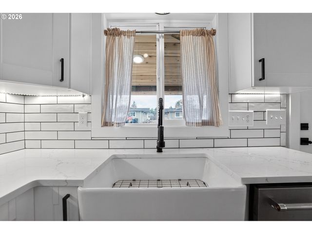 502 E 4TH St, Molalla, OR 97038