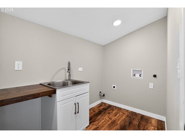 502 E 4TH St, Molalla, OR 97038