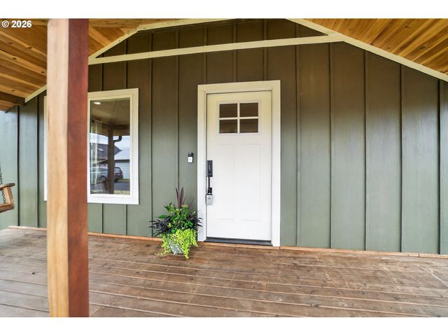 502 E 4TH St, Molalla, OR 97038