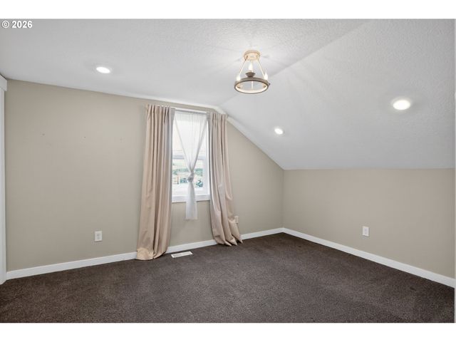 502 E 4TH St, Molalla, OR 97038