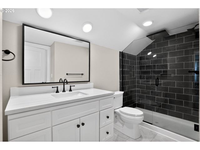 502 E 4TH St, Molalla, OR 97038