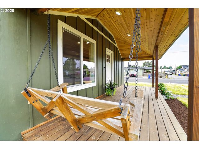 502 E 4TH St, Molalla, OR 97038