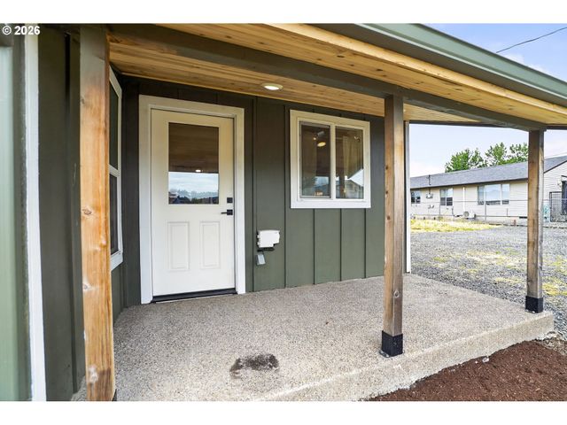 502 E 4TH St, Molalla, OR 97038