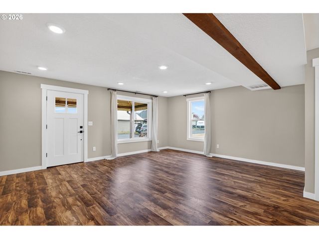 502 E 4TH St, Molalla, OR 97038