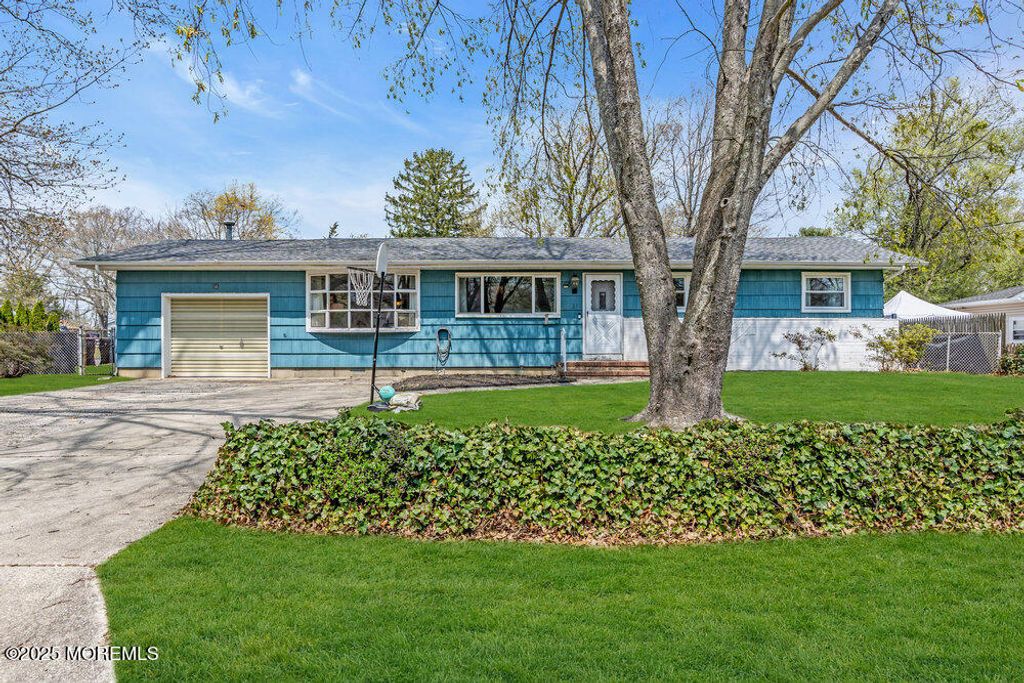 21 Dockage Road, Bayville, NJ 08721
