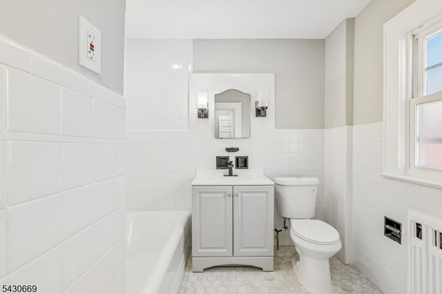 423 E Lincoln Ave, Roselle Park Boro, NJ 07204