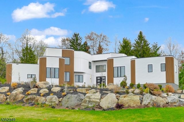 87 Chestnut St S, Livingston Twp., NJ 07039