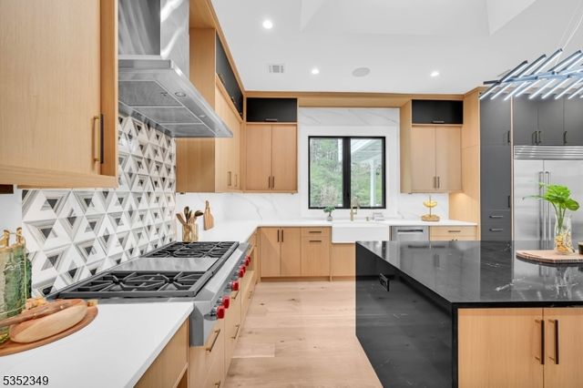 87 Chestnut St S, Livingston Twp., NJ 07039